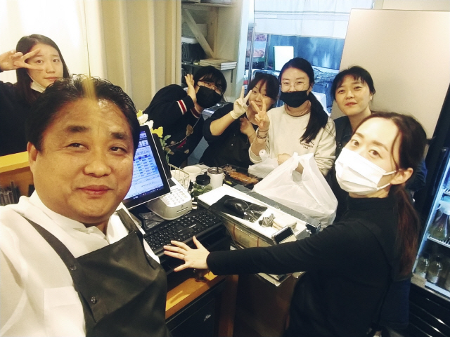 ▲ 식당 ‘포터스 하우스’를 운영하고 있는 청년들