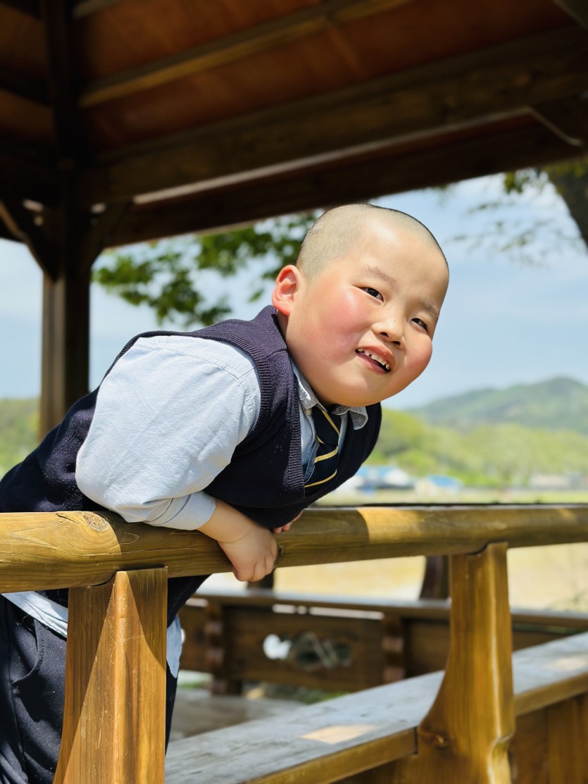 날씨가 너무 좋은 날! 마을을 산책하고 봄에 식물도 구경했습니다.
우연히 만난 부모님께 맛있는 사과 주스도 선물 받은 기분 좋은 하루였습니다.