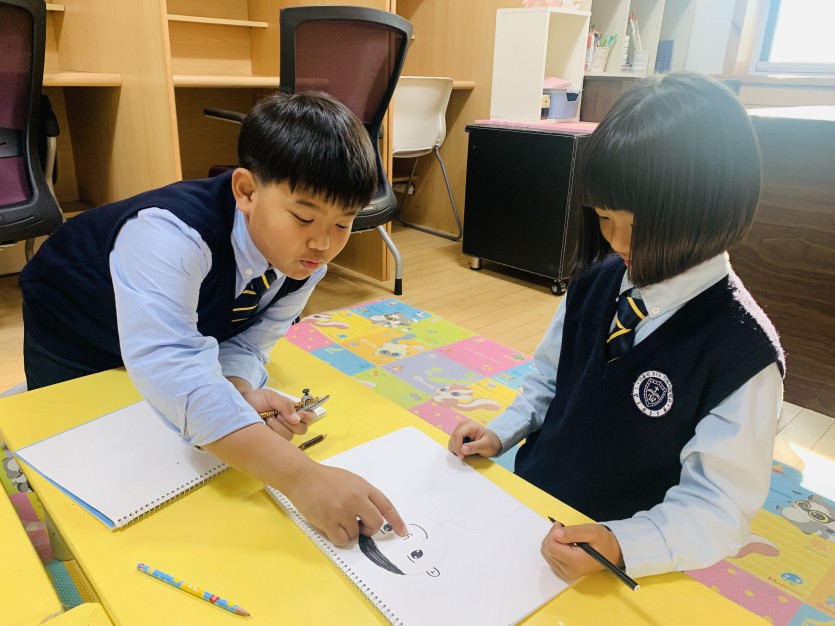 친구 얼굴 그리기 하는 날~~

친구들은 왜 보기만 해도 웃긴지,, 덕분에 웃음이 멈추지 않는 미술시간이었답니다!!