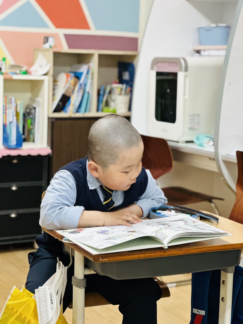 수업 시간에는 열심히 집중하며 최선을 다하는 친구들입니다.
어려운 문제는 선생님께 물어보기도 하고 스스로 해결도 하면서 차근차근 배워가고 있습니다.