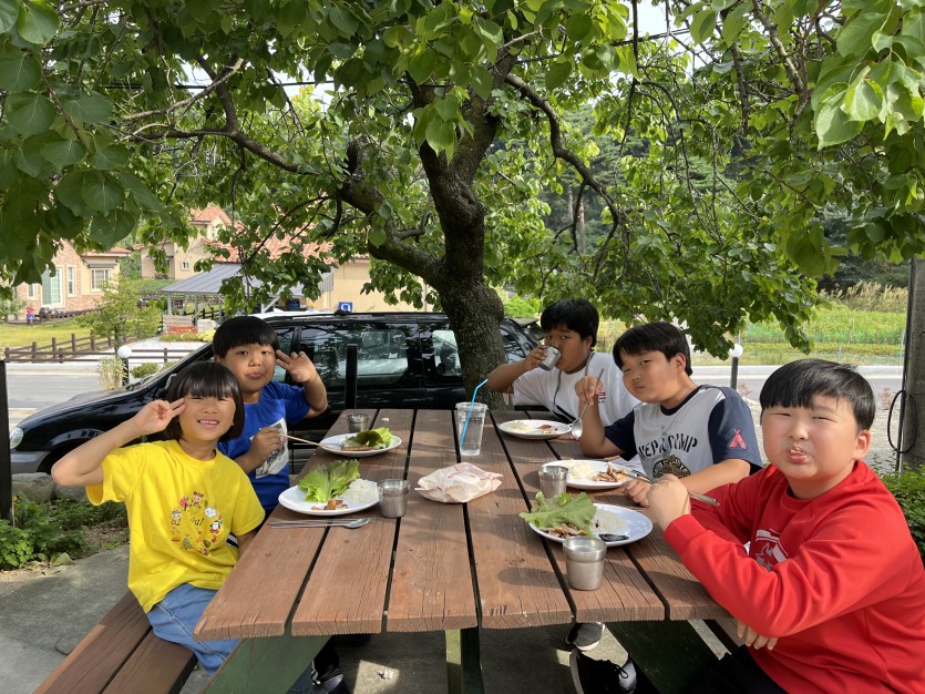 밖에서 바베큐 파티하며 맛있게 고기도 먹었습니다 :)